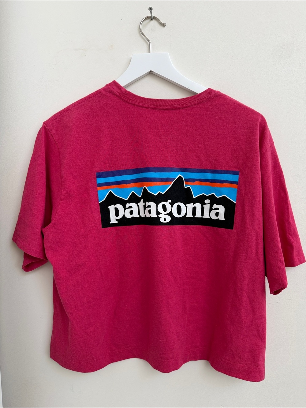 Patagonia woman’s cropped Fuchsia Short Sleeve Logo Tee front + back size large